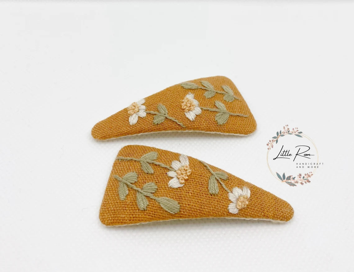 Hand-embroidered Triangle Hair Clip - Daisy Patterns
