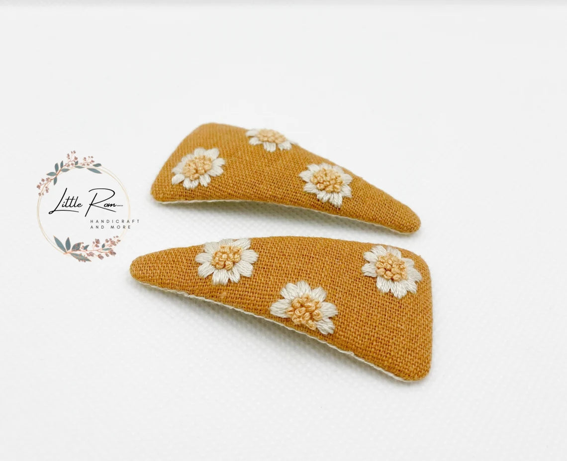 Hand-embroidered Triangle Hair Clip - Daisy Patterns